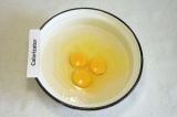 Шаг 2. Добавить яйца, соль, влить 2 ст. л. растительного масла. Перемешать.