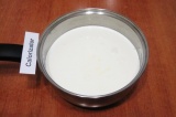 Шаг 1. В небольшой кастрюльке соединить сливки со сгущенным молоком.