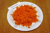 Шаг 3. Вареную морковь натереть на крупной терке.