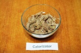 Шаг 8. Подготовленные ингредиенты уложить в салатник или широкий бокал слоями