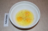 Шаг 1. Яйца смешать с солью и перцем. Хорошо взбить вилкой.
