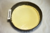 Шаг 5. Половину крема вылить на тесто.