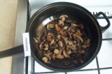 Шаг 4. Поджарить грибы в 2 столовых ложках масла.