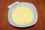 Шаг 6. Приготовить тесто для клецек: яйца слегка взбить, добавить кефир, просеян
