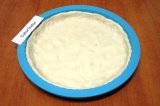 Шаг 3. Разморозить тесто, раскатать его в круг и выложить в силиконовую форму