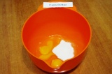 Шаг 1. Смешать в миске яйца и 2 ст.л. сахара.