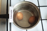 Шаг 3. Отварить яйца.