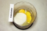 Шаг 1. Яйца взбить с сахаром.