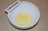 Шаг 1. Растительное масло соединить с мелко нарезанным чесноком.
