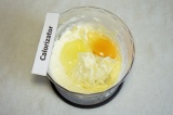 Шаг 2. Взбить творог с мягким маслом, добавить яйцо и ещё раз взбить.