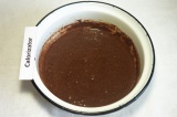 Шаг 3. Добавить в тесто манную крупу смешанную с какао.