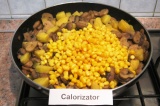 Шаг 9. Остудить готовый картофель с грибами. С кукурузы слить жидкость и добавит