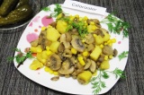 Готовое блюдо: картофель с грибами и кукурузой