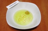 Шаг 5. Смешать в небольшой мисочке оливковое масло, чеснок, горчицу и лимонный
