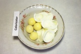 Шаг 1. Яйца отварить, отделить желтки от белков.