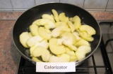Шаг 4. Разогреть на сковороде сливочное масло, выложить яблоки и посыпать сахаро