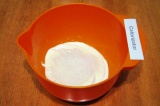 Шаг 7. Для крема миксером взбить сметану, сахар и ванильный сахар.