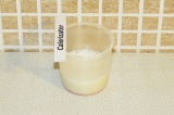 Шаг 9. Смешать воду, сухое обезжиренное молоко и стевию.