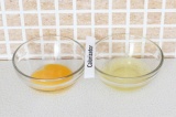 Шаг 3. Отделить желток от белка в одном яйце.