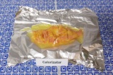 Шаг 2. Выложить куриное филе на фольгу, сделать надрезы и вылить лимонную заправ