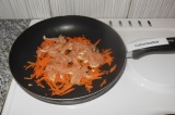 Шаг 2. Нарезать куриное филе соломкой и добавить к моркови. Жарить без масла