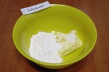 Шаг 1. Выложить в миску размягченное сливочное масло, сахарную пудру и ванильный