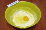 Шаг 2. Добавить яйцо и размешать.