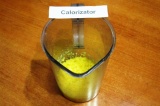 Шаг 4. Взбить желтки и сахар до однородной светлой массы.