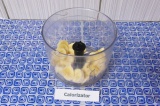Шаг 1. Нарезать очищенный банан на кусочки и выложить в блендер.