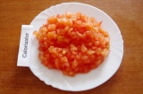 Шаг 4. Вымыть помидоры, снять с них кожицу и нарезать мелкими кубиками.