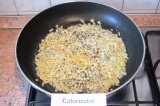 Шаг 5. Обжарить на оливковом масле на разогретой сковороде лук и чеснок до прозр