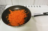 Шаг 3. Морковь выложить в сковородку и жарить 10 минут, помешивая.