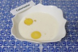 Шаг 5. Вылить молоко в глубокую тарелку, добавить яйца, перемешать.