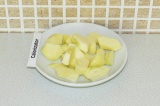 Шаг 2. Почистить яблоко и порезать его на квадратики.