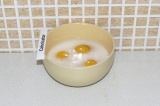 Шаг 4. Смешать жидкие ингредиенты с яйцами.