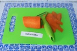 Шаг 2. Морковь очистить от кожуры, промыть под проточной водой.