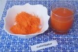 Шаг 5. Отжать с помощью ситечка морковный сок.