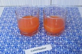 Шаг 6. Разлить морковный сок на 2 стакана.