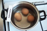 Шаг 1. Яйца отварить, почистить.