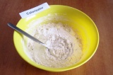 Шаг 2. Муку просеять через сито. Замесить тесто, порциями добавляя муку и соду.