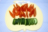 Шаг 1. Помыть овощи, нарезать помидоры дольками, огурец – полукружочками тонко.
