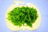 Шаг 5. Нарезать тонкой соломкой вымытый и обсушенный зеленый салат.