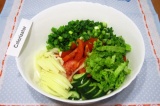 Шаг 6. Выложить все нарезанные овощи и зелень в большую миску.