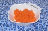 Шаг 1. Натереть на мелкой терке морковь, выложить в глубокую тарелку или емкость