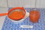 Шаг 5. Через ситечко нужно отжать морковный сок, можно ложкой, можно руками.