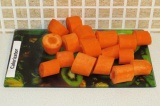 Шаг 2. Порезать морковь.