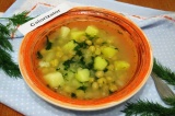 Готовое блюдо: картофельный суп с нутом и зеленью