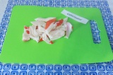 Шаг 5. Крабовое мясо нарезать на широкие пластинки.
