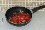 Шаг 7. Добавить помидоры на сковородку и еще минутку потушить.