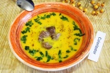 Готовое блюдо: морковный суп-пюре на бараньих ребрах